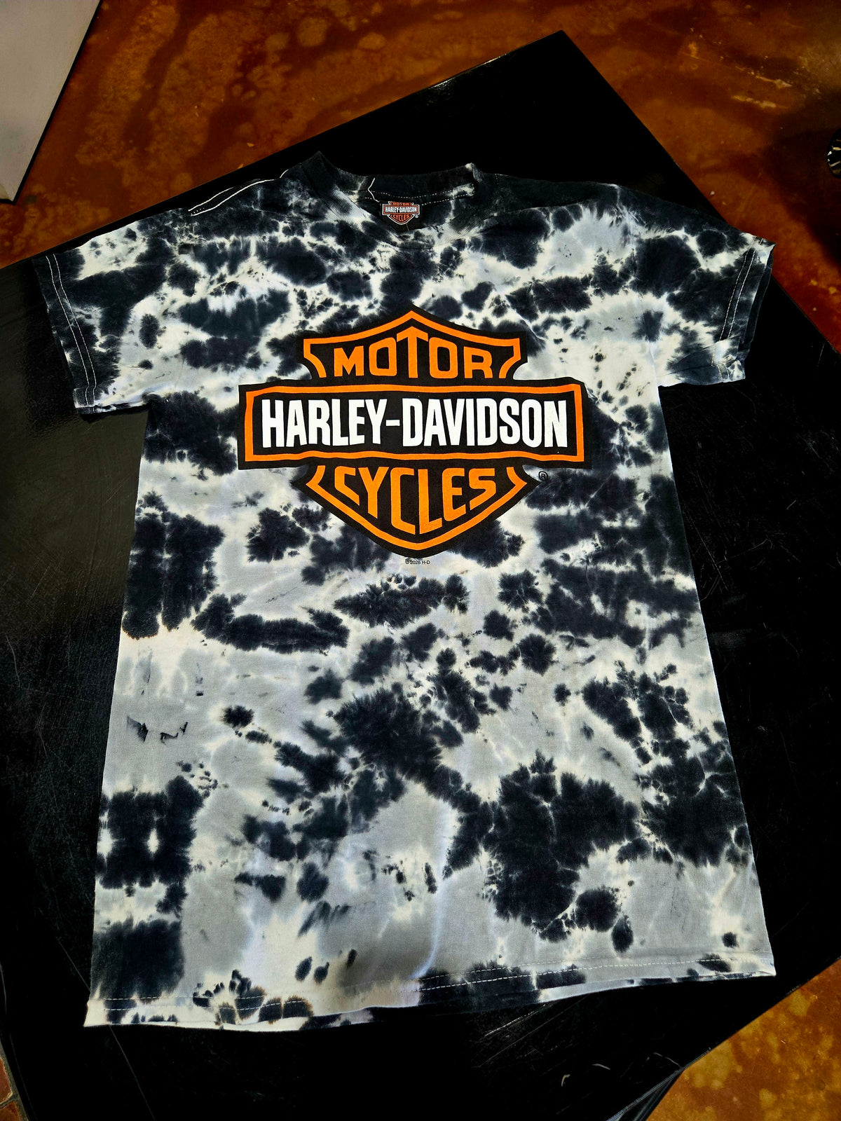 BLACK TIE DYE TEE